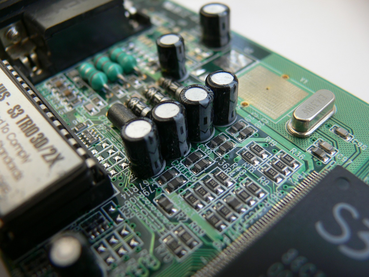 How capacitors on motherboards (and other components) work
