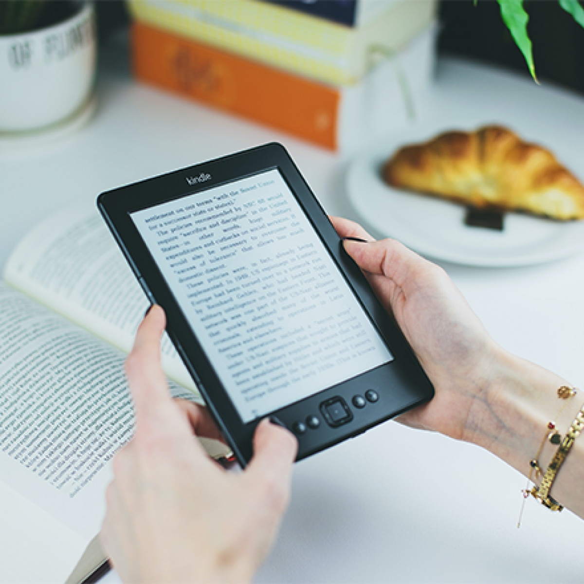 11 Best Kindle Alternatives For Ethical E-reading