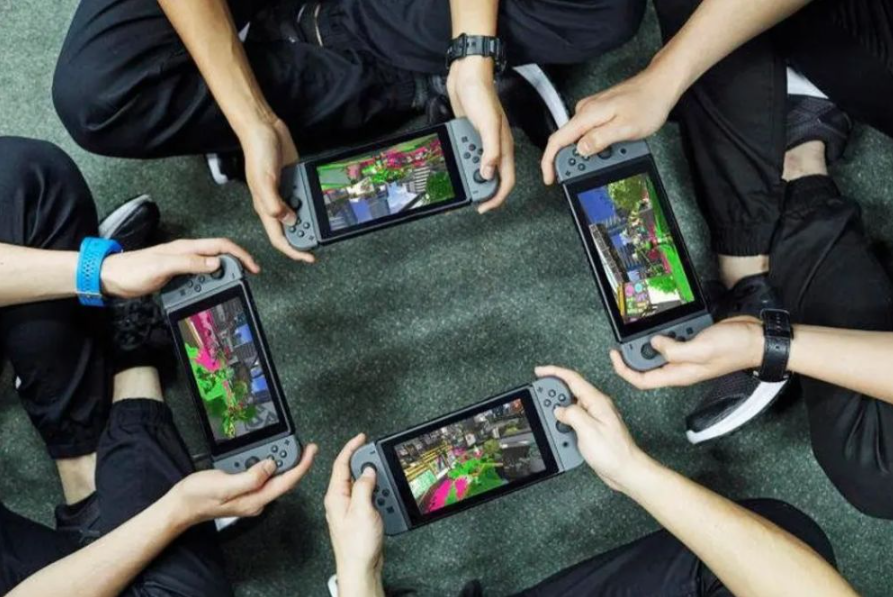Игра друзей. Люди играющие в игры на телефоне. Человек играет в Нинтендо. Play Switch games. Разний мобилний игры и людей.